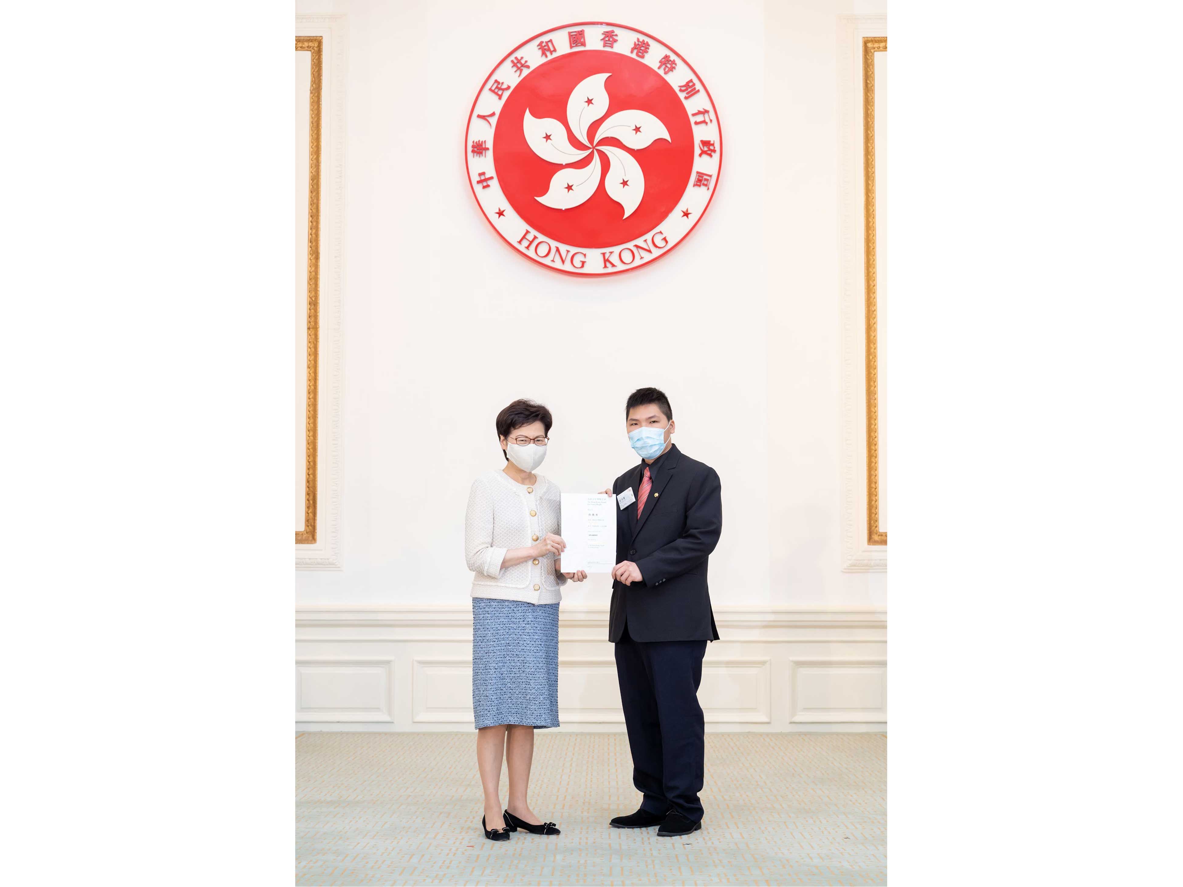 本校學生考獲青年獎勵計劃金章，獲特首林鄭月娥女士親自頒授獎項