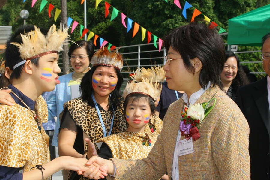 本校開幕典禮主禮嘉賓香港特區行政長官夫人曾鮑笑薇女仕參觀本校敲擊樂團表演