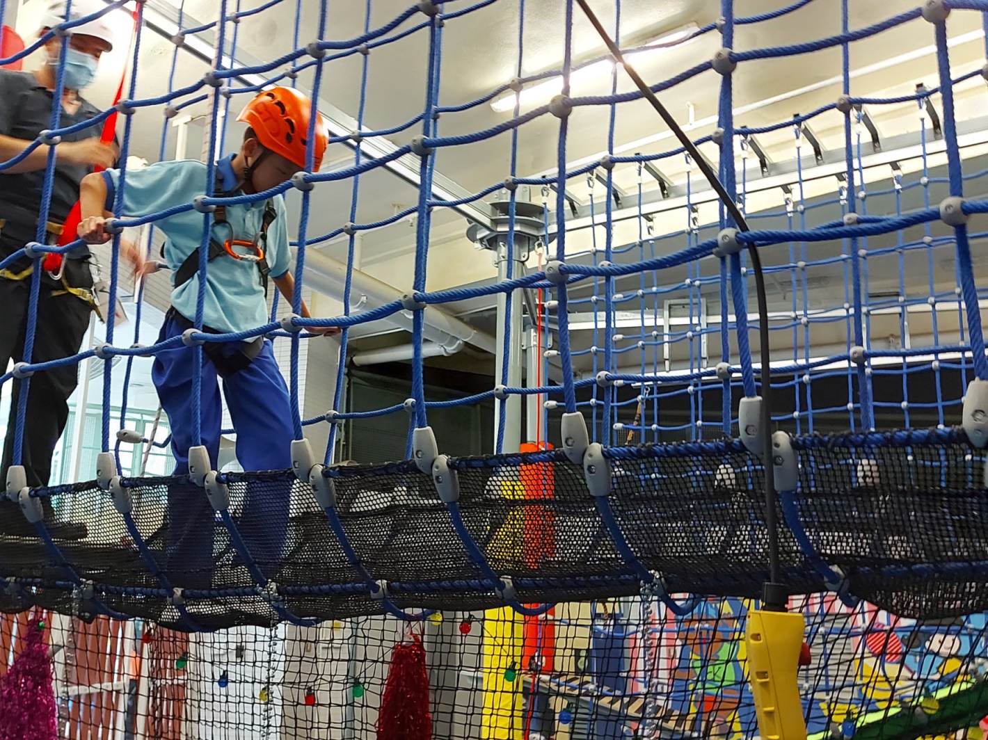 勇闖吊橋進行歷奇體驗