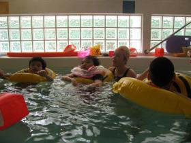 學生於校內水療池接受水療