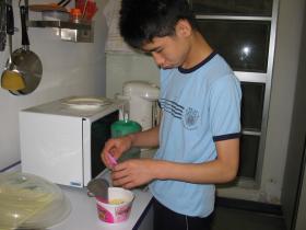 生活教育課，學生學習自行預備杯麪。